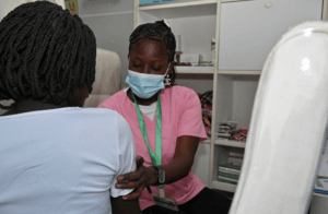 Adapter l’offre de services aux besoins des adolescent·e·s et jeunes en santé reproductive, une priorité pour SANSAS